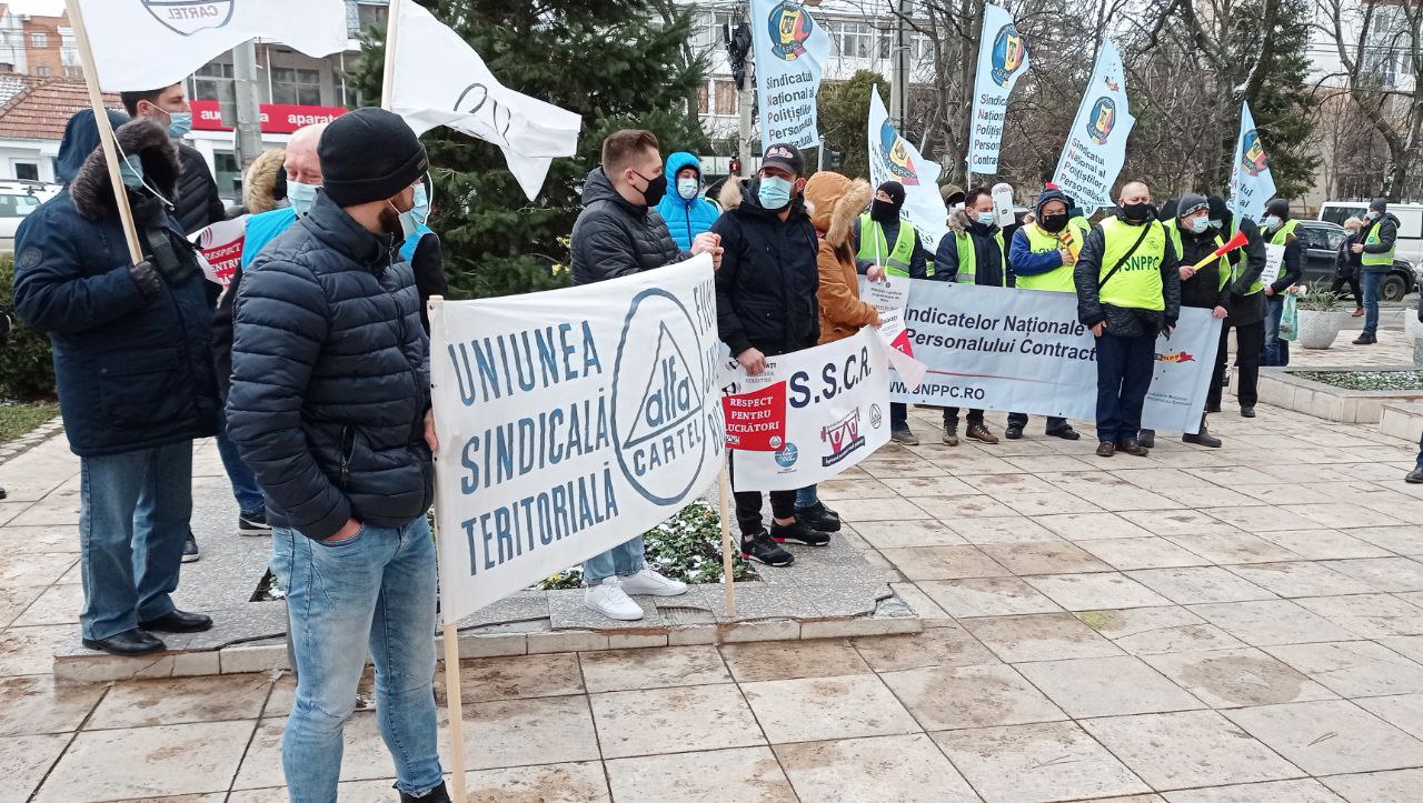 VIDEO Aproximativ 60 de polițiști buzoieni au protestat în fața Prefecturii