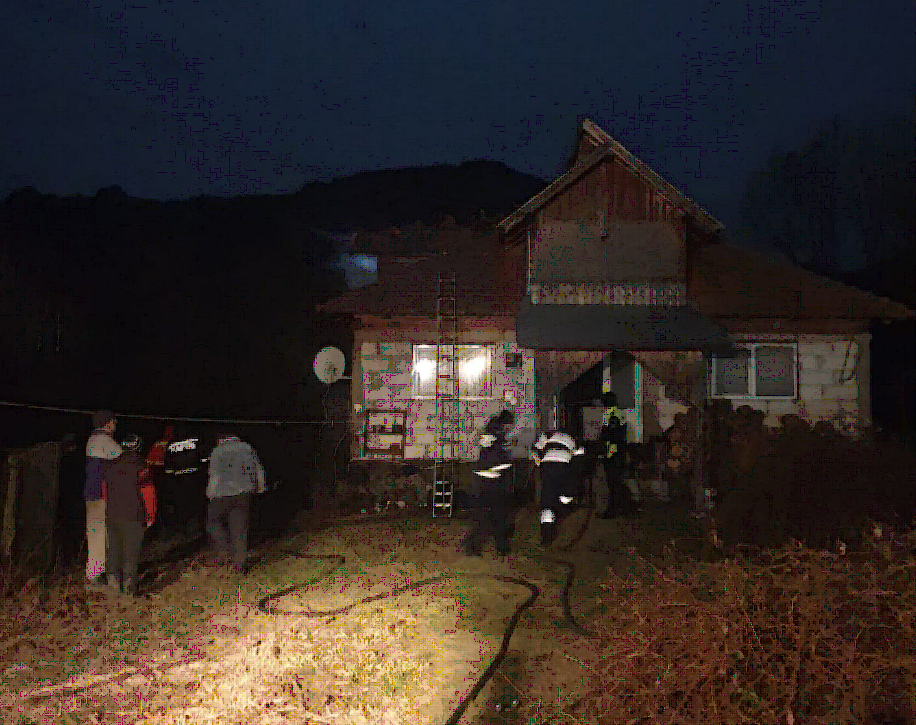 Locuință incendiată de la materialele depozitate lângă un coș de fum