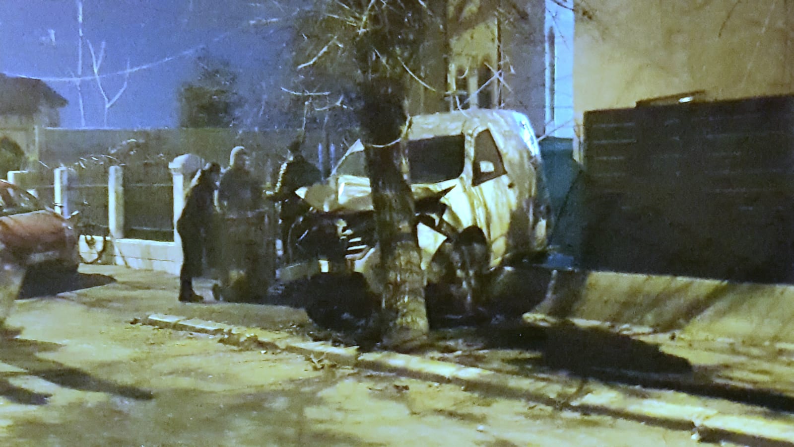 VIDEO Șofer teribilist, la un pas de catastrofă. O furgonetă, aruncată într-un copac, pe Victoriei