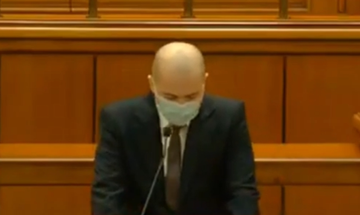 VIDEO Deputatul PSD Andi Cristea denunță comerțul cu produse contrafăcute: „90 la sută din măstile de protecție văndute pe piata românească nu îndeplineau standardele de calitate!”