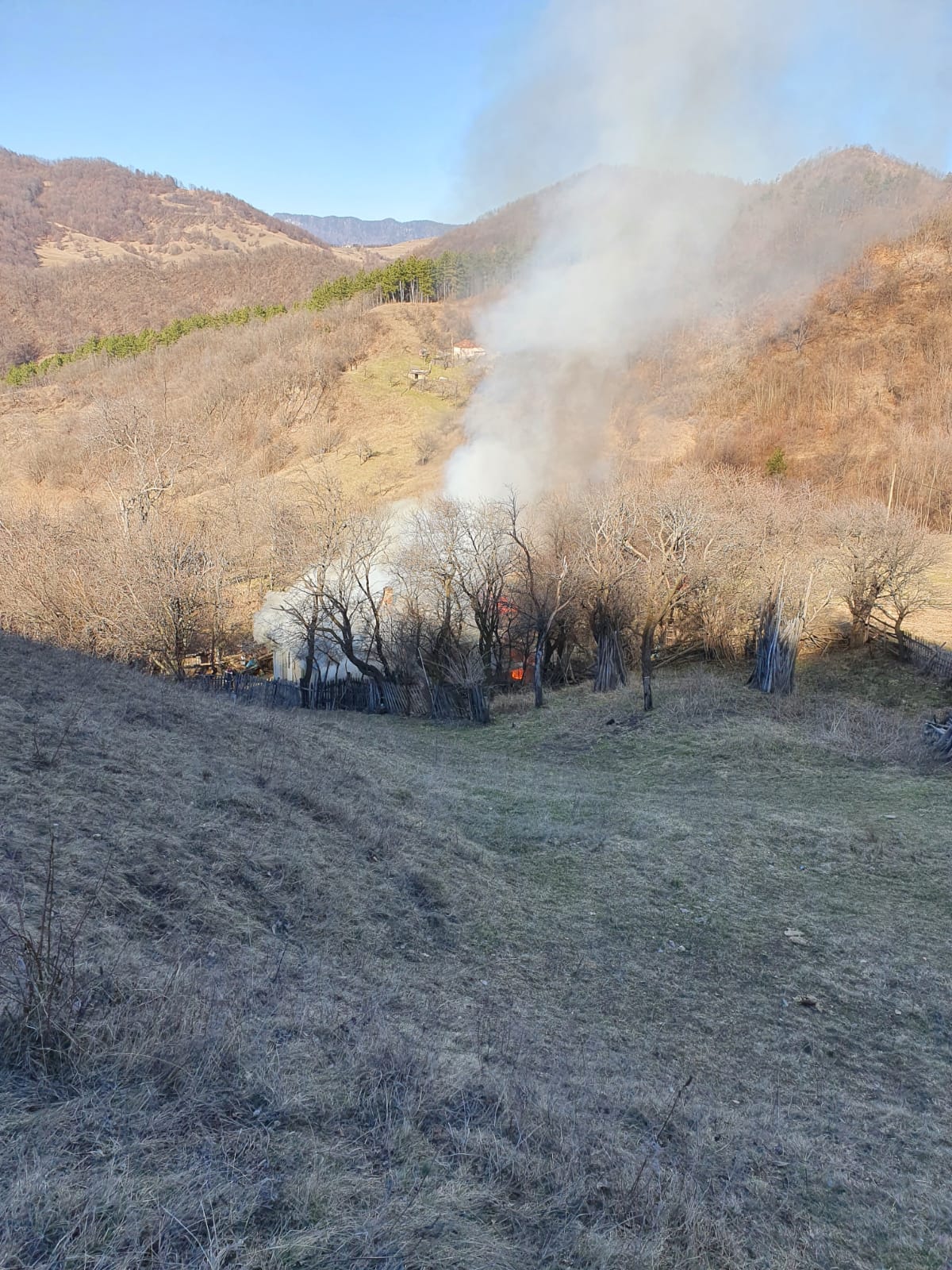 Casă din Bisoca, mistuită de un incendiu. Proprietarul a fost scos în viață din flăcări