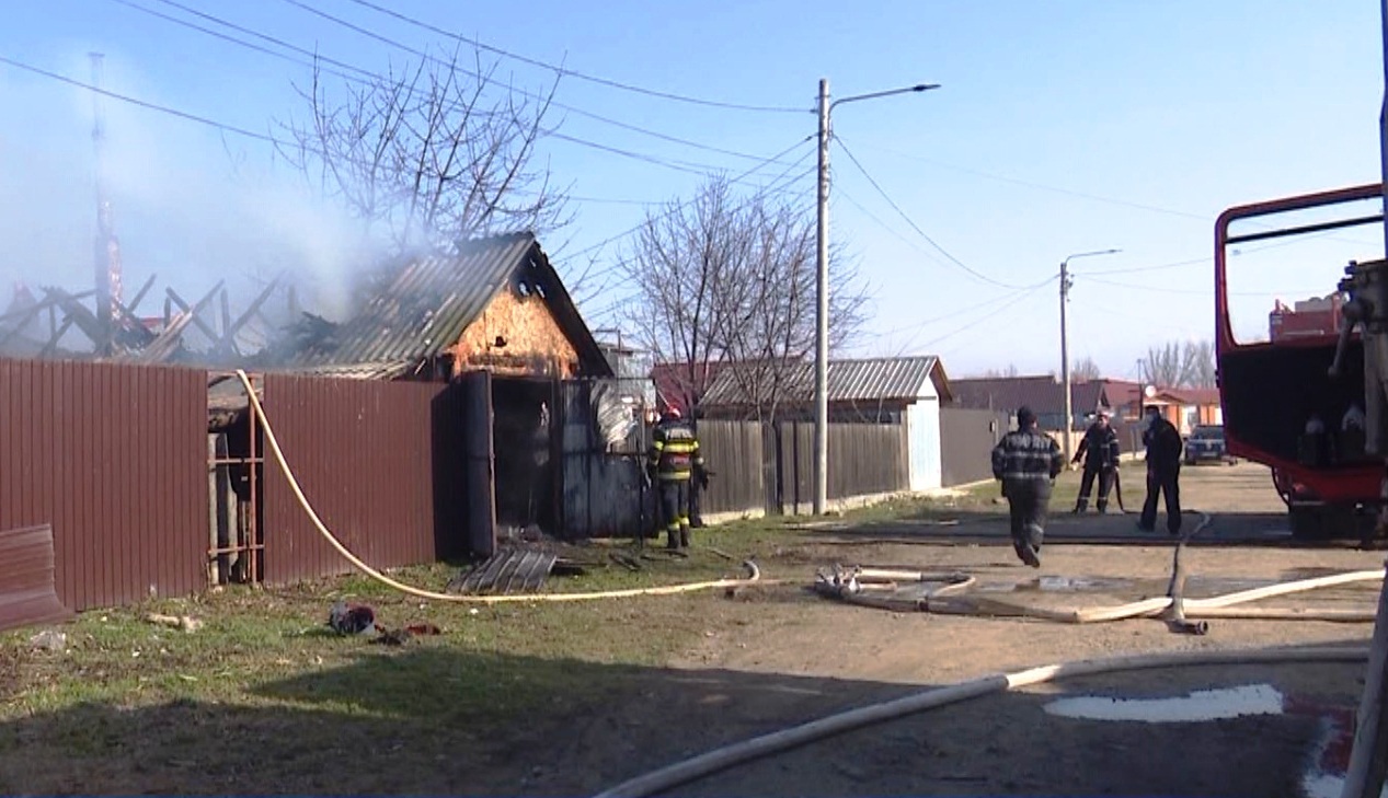 VIDEO Familie din Râmnicu Sărat, la un pas de o tragedie. Un incendiu le-a distrus gospodăria