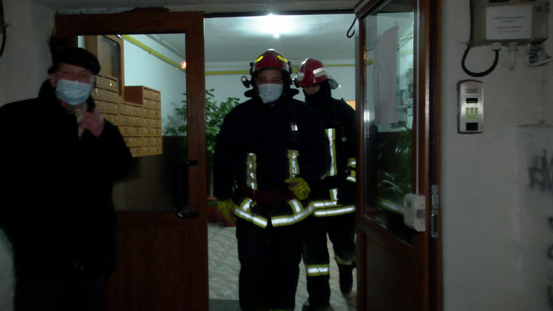 VIDEO O sută de buzoieni au fost evacuați dintr-un bloc în care mirosea puternic a gaze