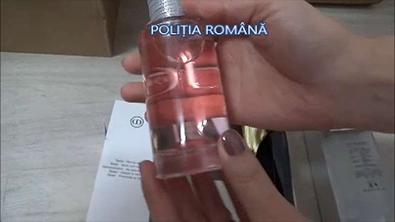 VIDEO Polițiștii buzoieni au oprit un transport cu peste 9.500 de parfumuri contrafăcute