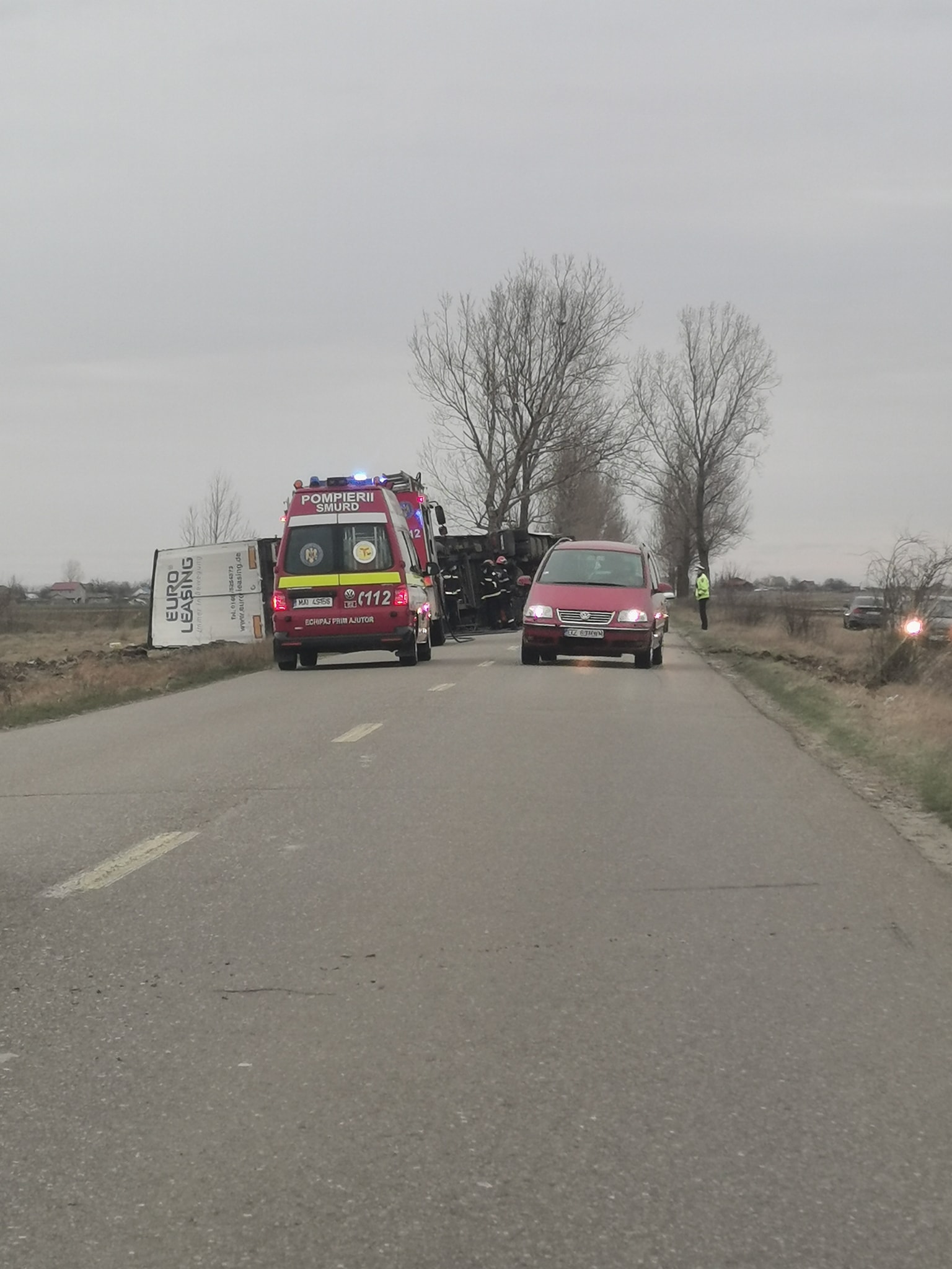 VIDEO Un TIR cu alimente s-a răsturnat pe o șosea din județul Buzău. Șoferul era băut