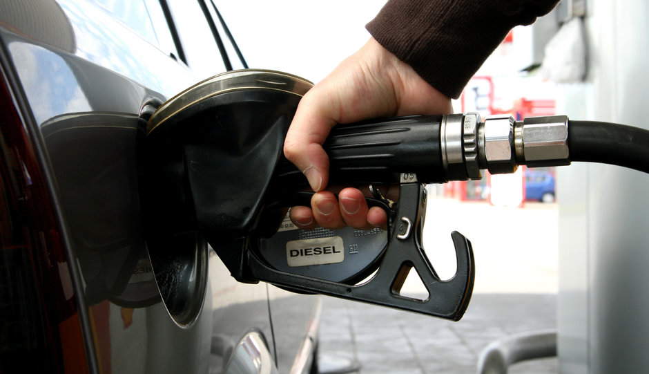 Doi șmecheri cu mașini de lux au alimentat la o benzinărie de pe E85 dar au uitat să plătească