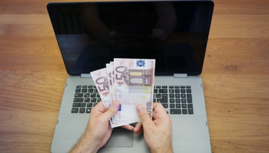Patru motive întemeiate pentru care poți apela la un credit online urgent atunci când finanțele tale nu sunt înfloritoare
