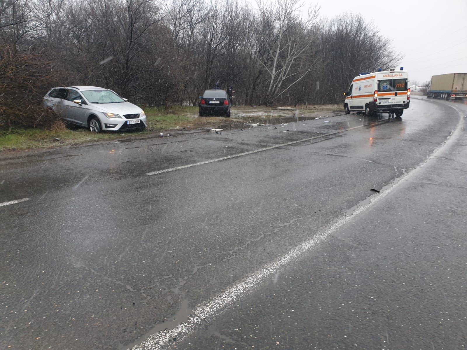 Coliziune frontală, lângă pasarela Nehoiu, soldată cu rănirea unei femei de 33 de ani FOTO