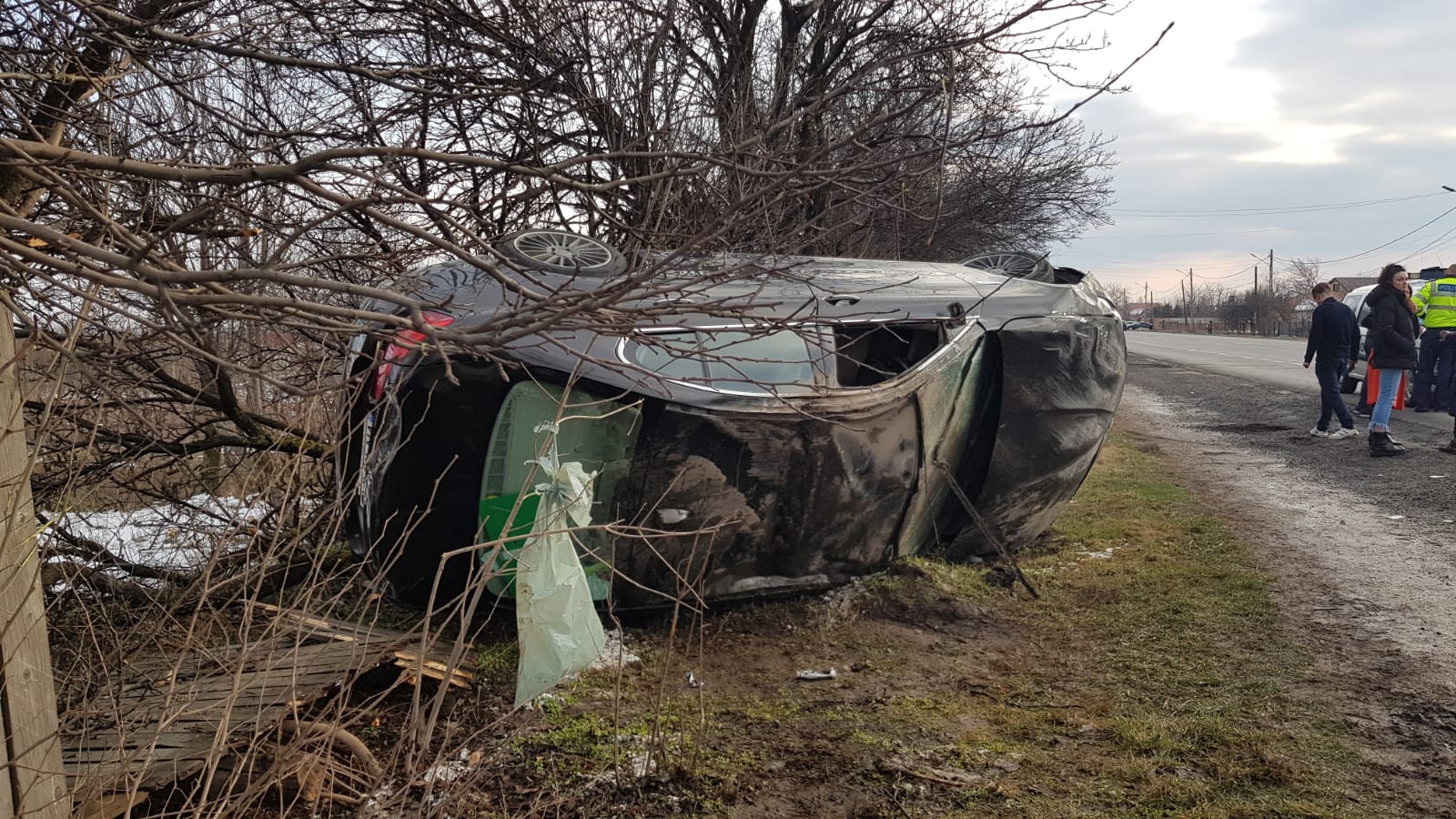VIDEO A scăpat cu viață după ce s-a răsturnat cu mașina pe cel mai periculos drum național