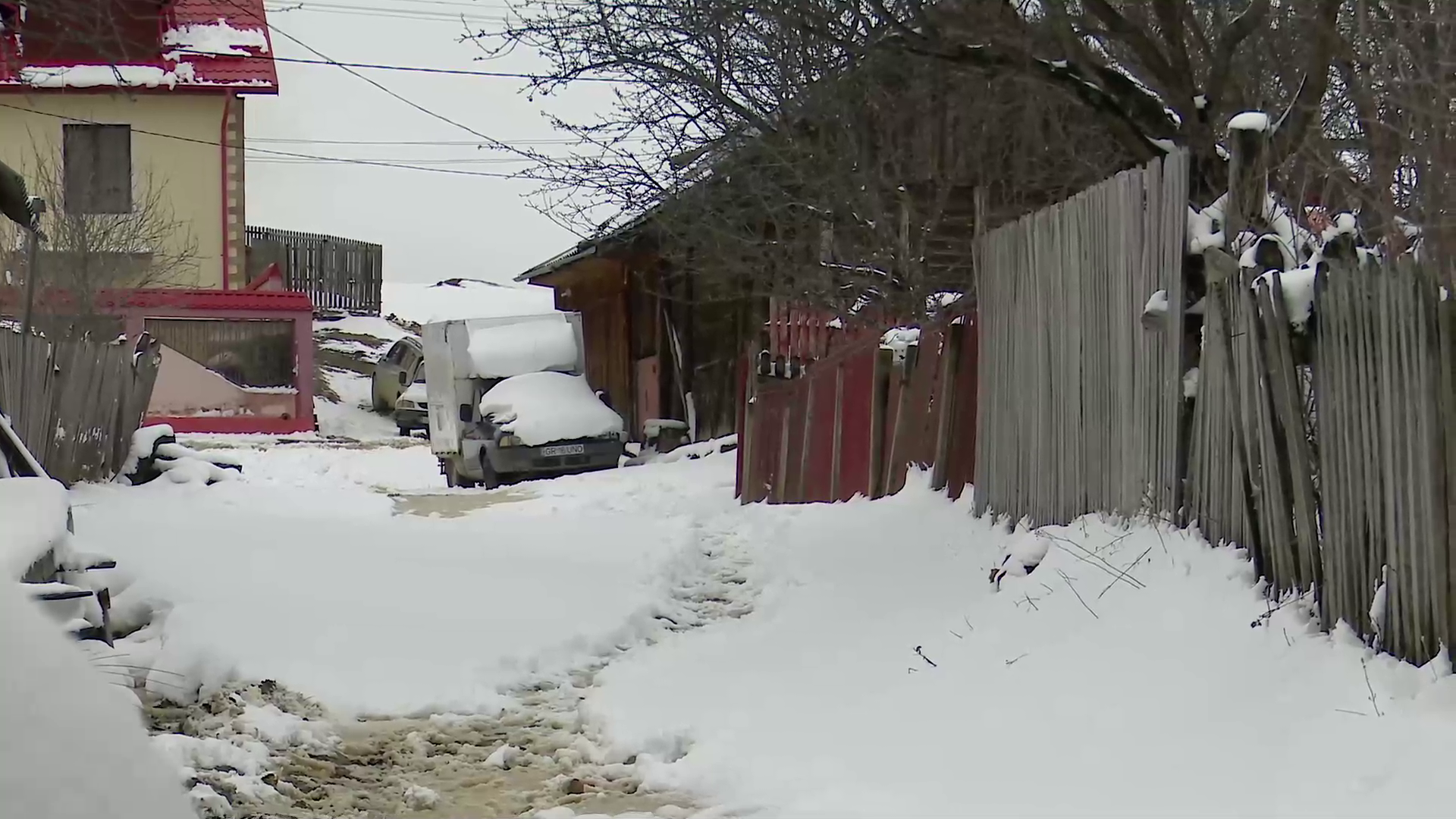 VIDEO Iarna rezistă în zona de munte a judeţului Buzău. Localnic din Lopătari: ”A nins cât pentru o lună”