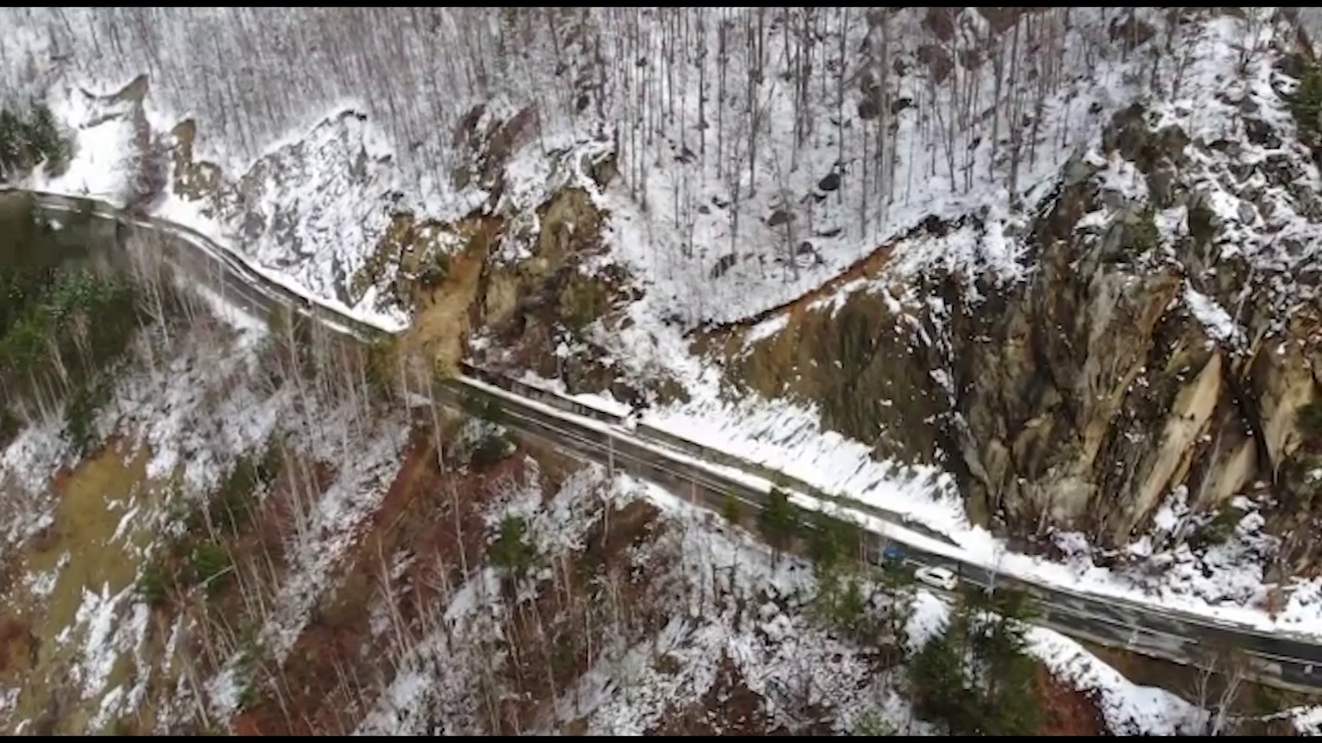 VIDEO Bolovanul prăbușit pe DN 10, la Siriu, va fi dinamitat. Alunecarea de teren, filmată cu drona