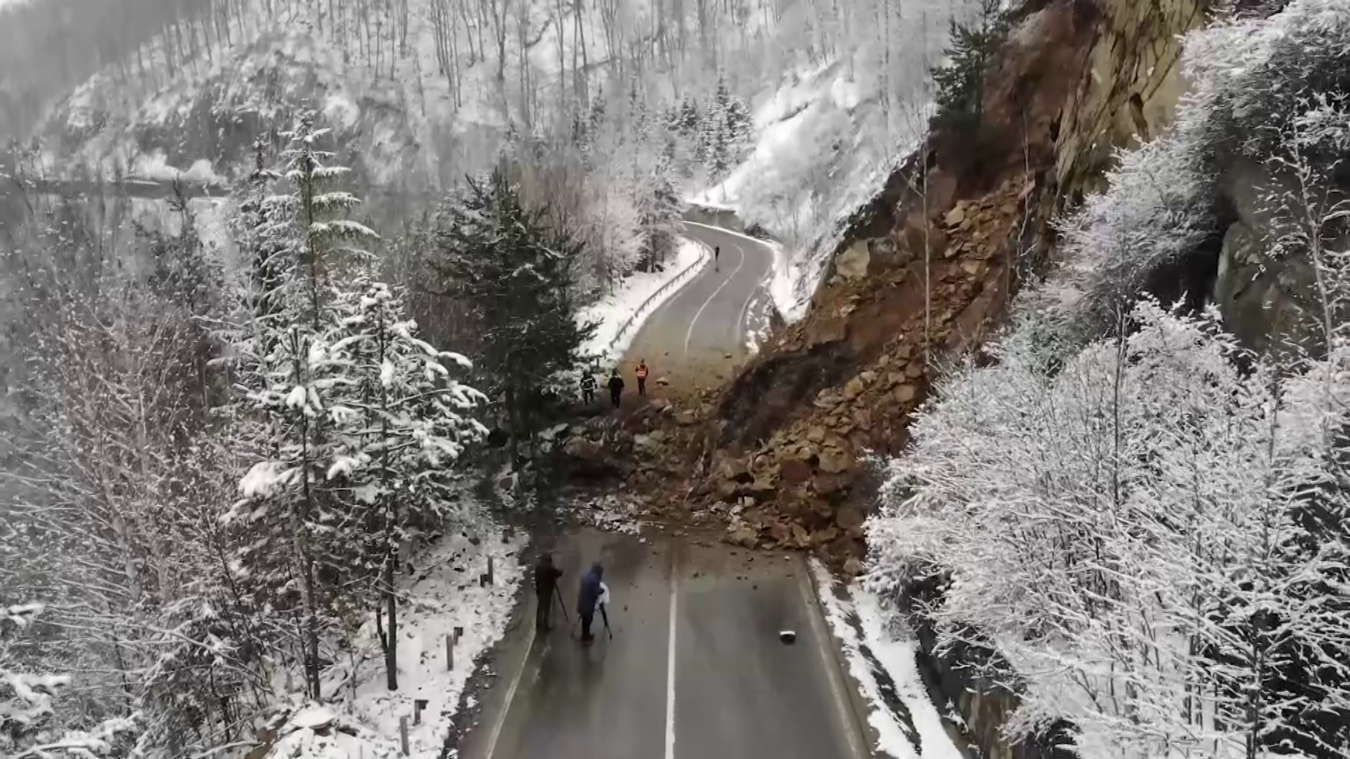 VIDEO Explozie controlată pe DN 10, care leagă Buzăul de Brașov. Traficul rămâne blocat