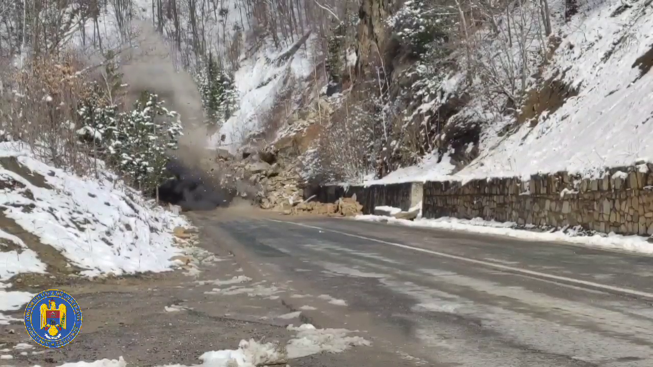 VIDEO Stâncile prăbușite pe Drumul Național 10, eliminate după șase explozii. Traficul a fost reluat