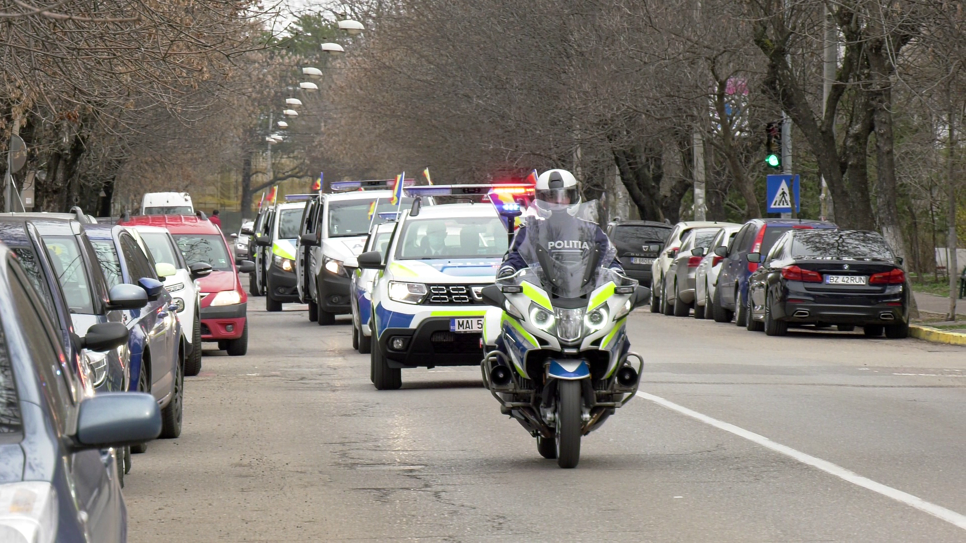 VIDEO Caravană cu mașini ale Poliției, în misiune specială. Nouă copii au fost vizați