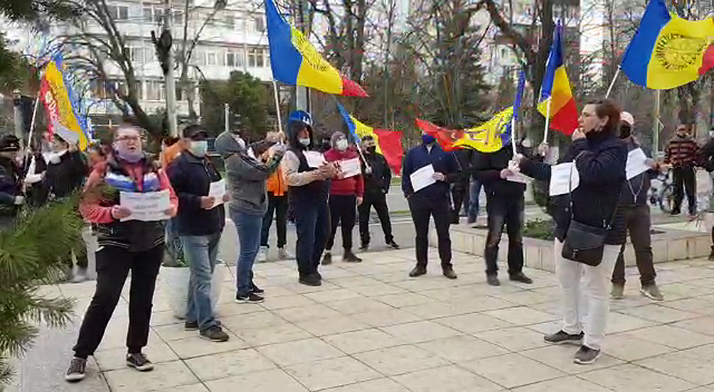 VIDEO Zeci de buzoieni au ieşit în stradă pentru a scanda împotriva restricţiilor