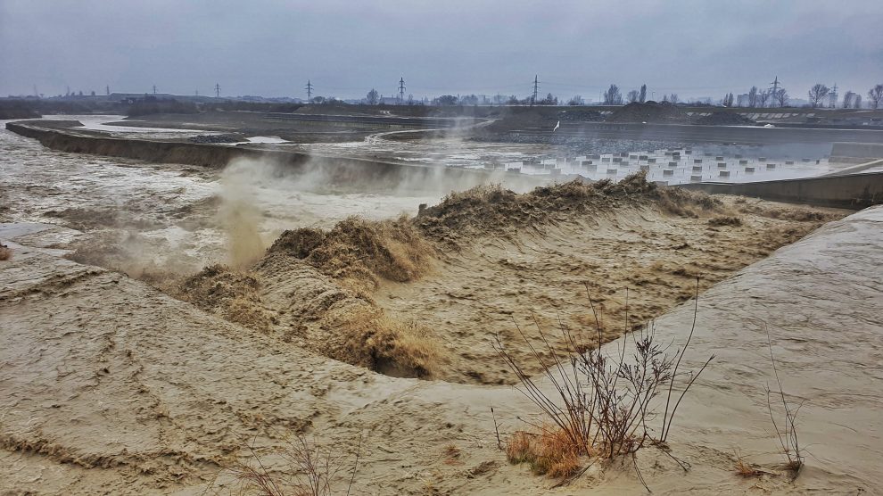Debitul râului Buzău, în creștere. Primarul din Nehoiu: ”Evitați plimbările în zona inundabilă a albiei”