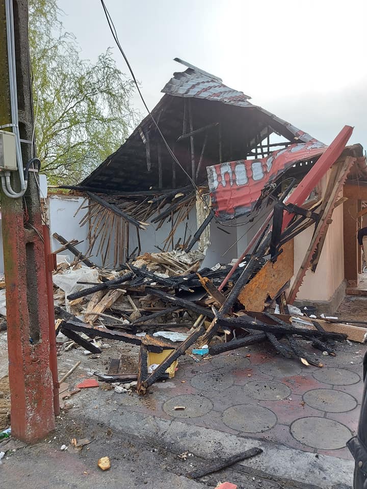 VIDEO Comunitatea din Berca sare în sprijinul familiei care a rămas fără casă după un incendiu