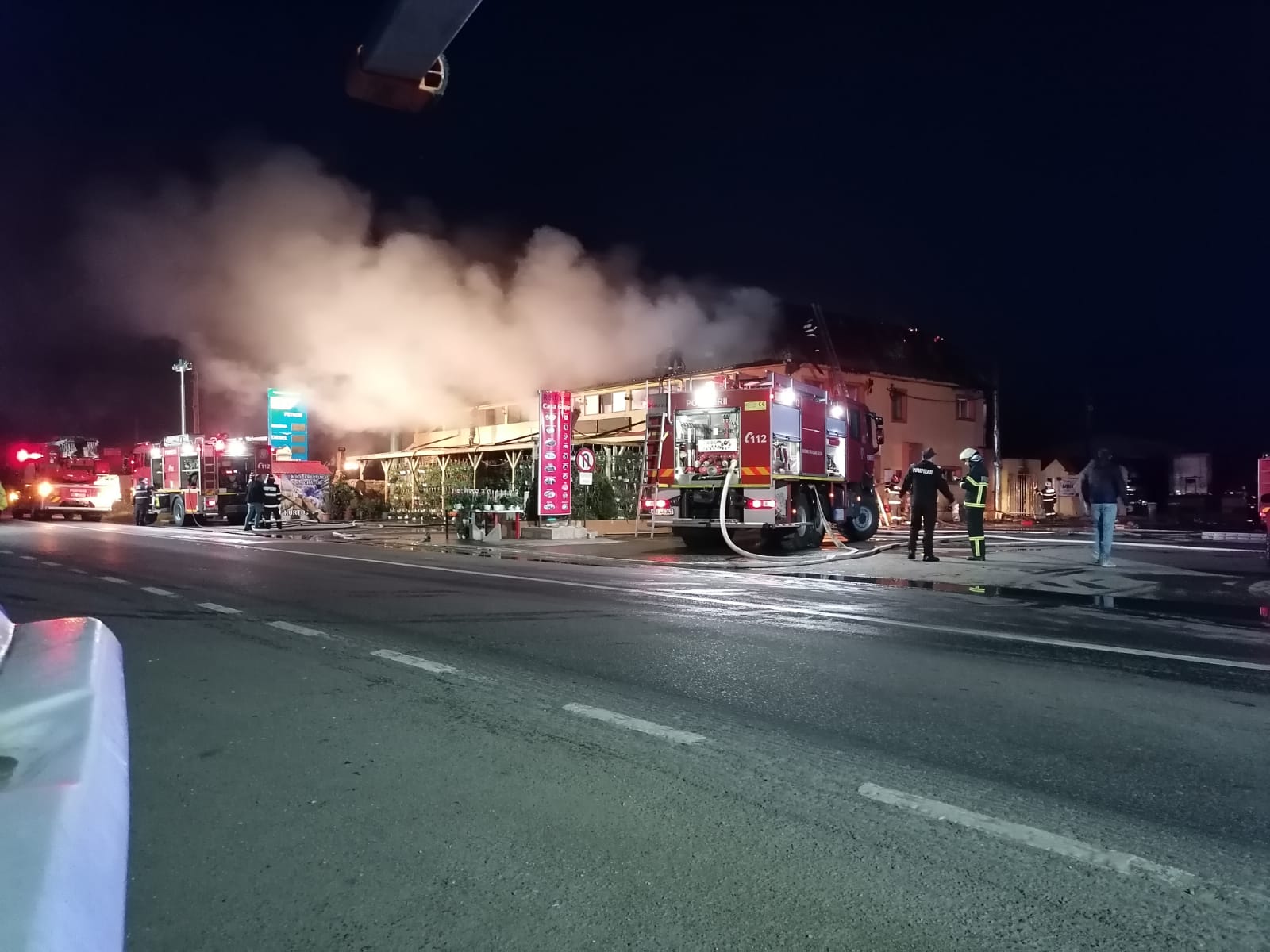 VIDEO Motel de pe drumul care leagă Buzăul de Ploiești, distrus de un incendiu