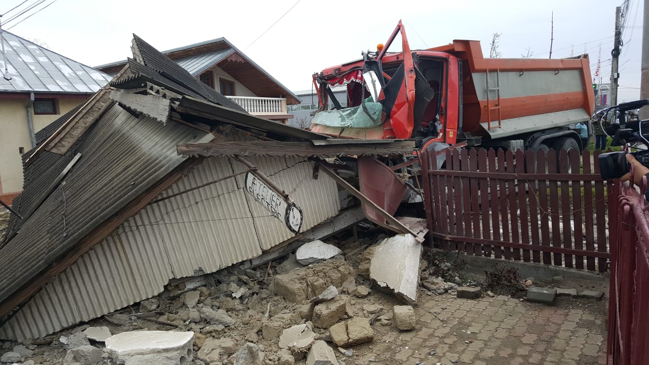 VIDEO Accident pe E85, în Buzău. Un camion scăpat de sub control a distrus un garaj și mașina din interior