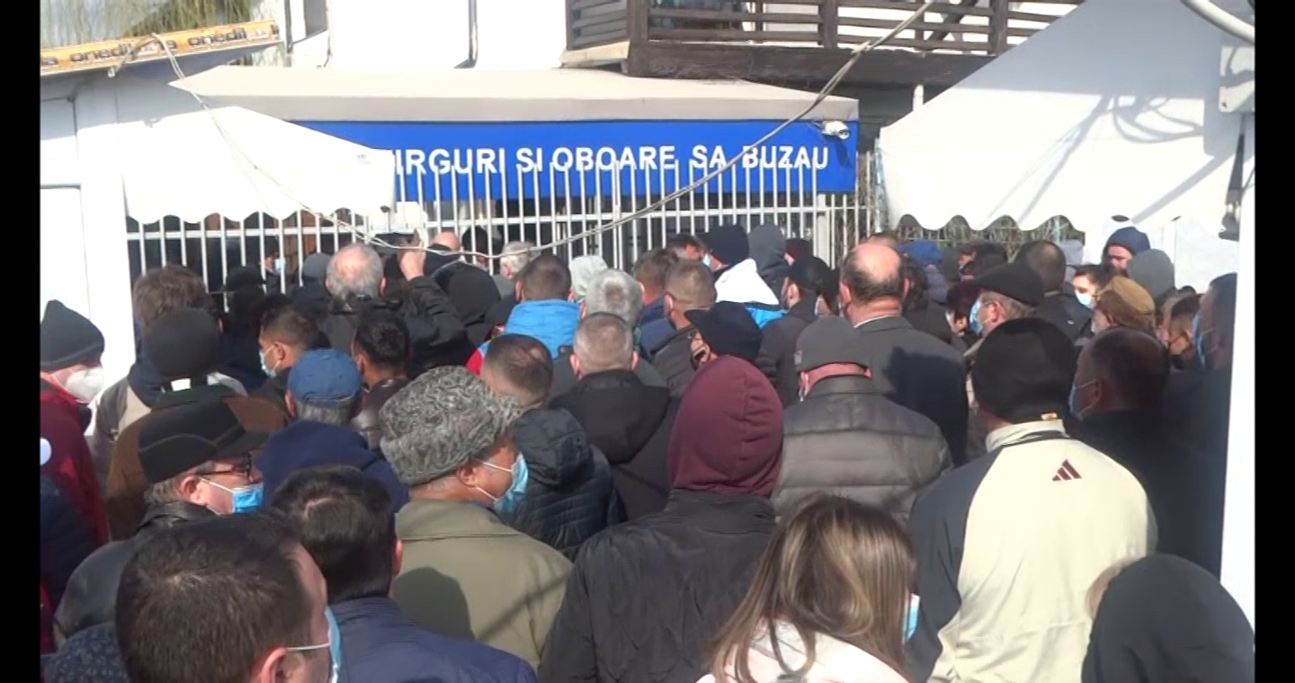 VIDEO Au fost huiduieli ca la meci, la redeschiderea talciocului săptămânal din Buzău