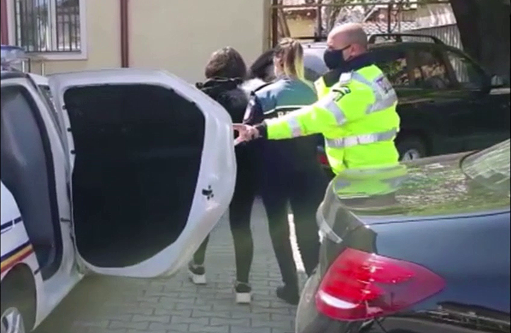 VIDEO Proxenetele din Râmnicelu, mamă și fiică, au fost trimise după gratii pentru 30 de zile
