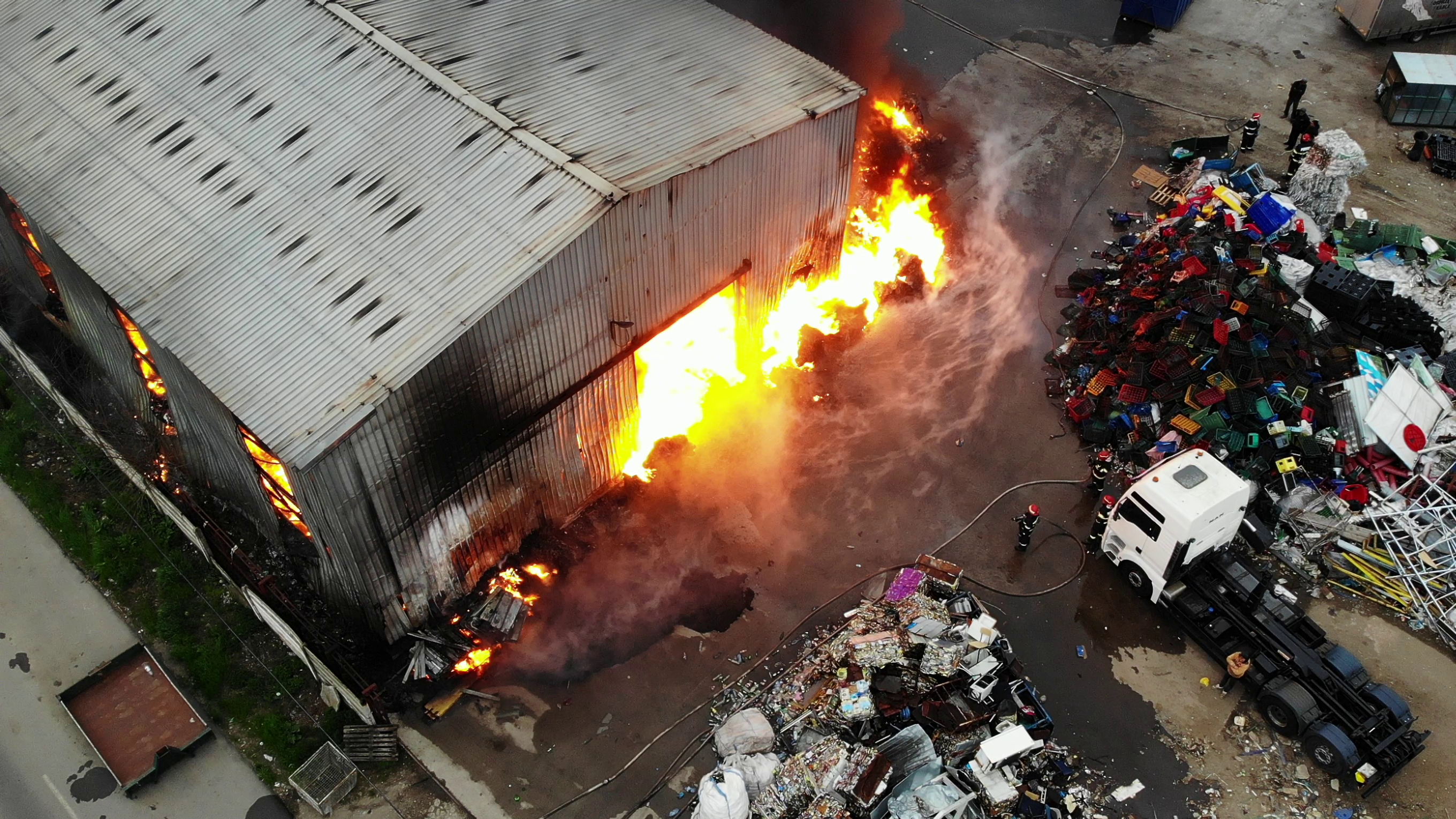 VIDEO Mesaj RO-Alert, emis în Buzău, după izbucnirea unui incendiu de proporții la un centru de colectare a deșeurilor