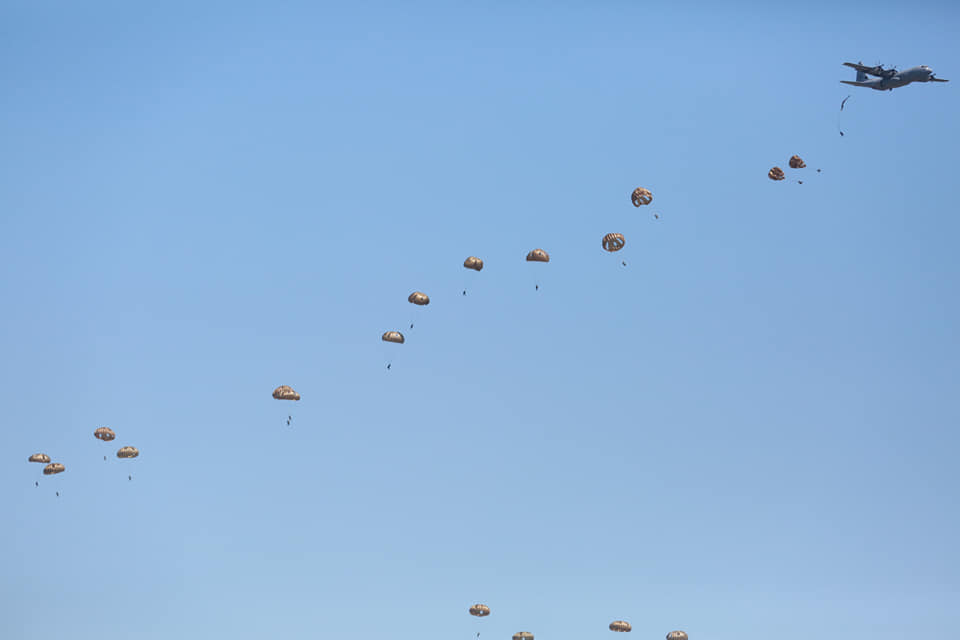 Desant cu o mie de militari și tehnică de luptă. Parașutiști din cinci țări își testează viteza de reacție