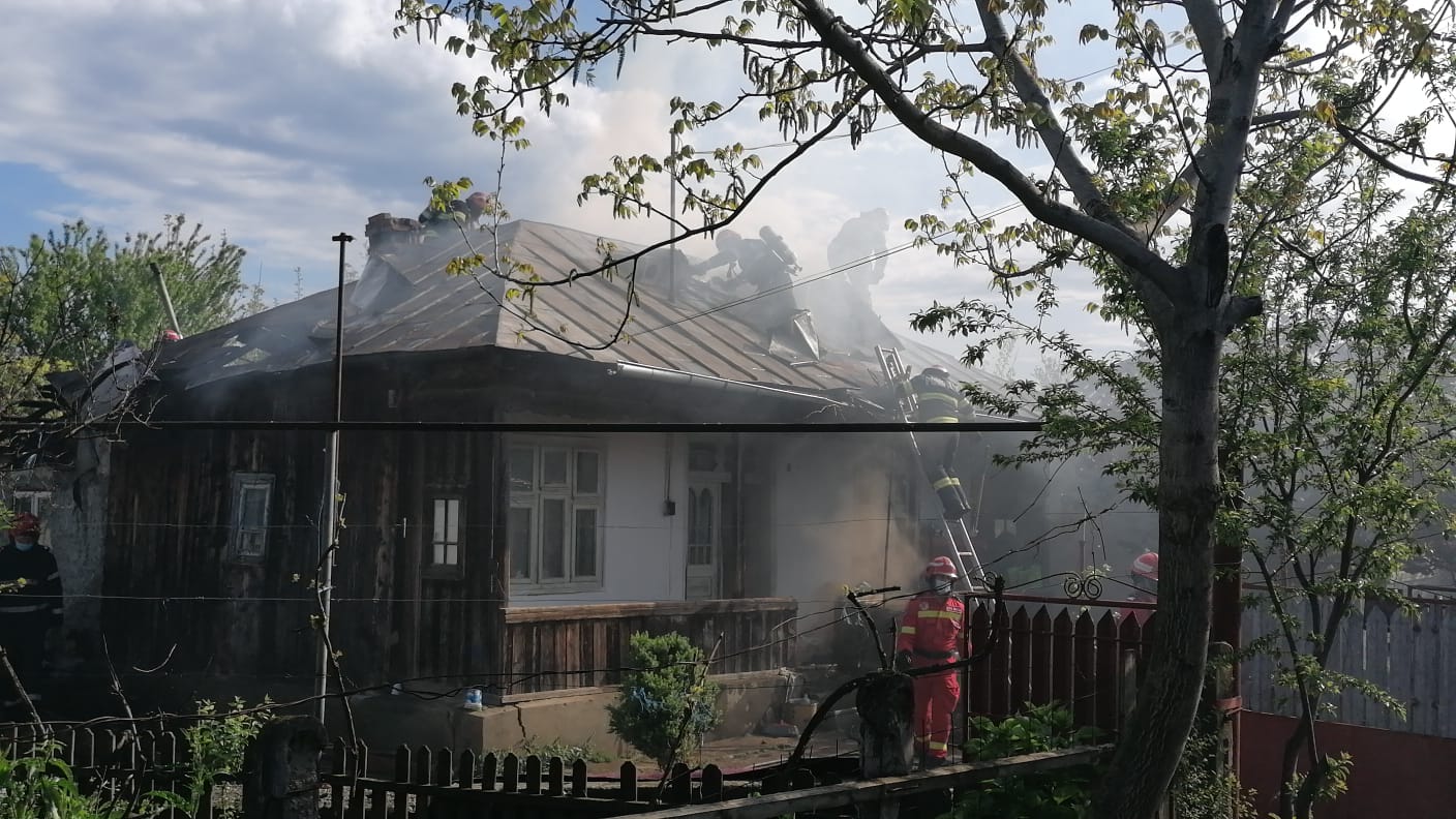 VIDEO O familie cu doi copii, din Stâlpu, a rămas pe drumuri, din cauza unui incendiu