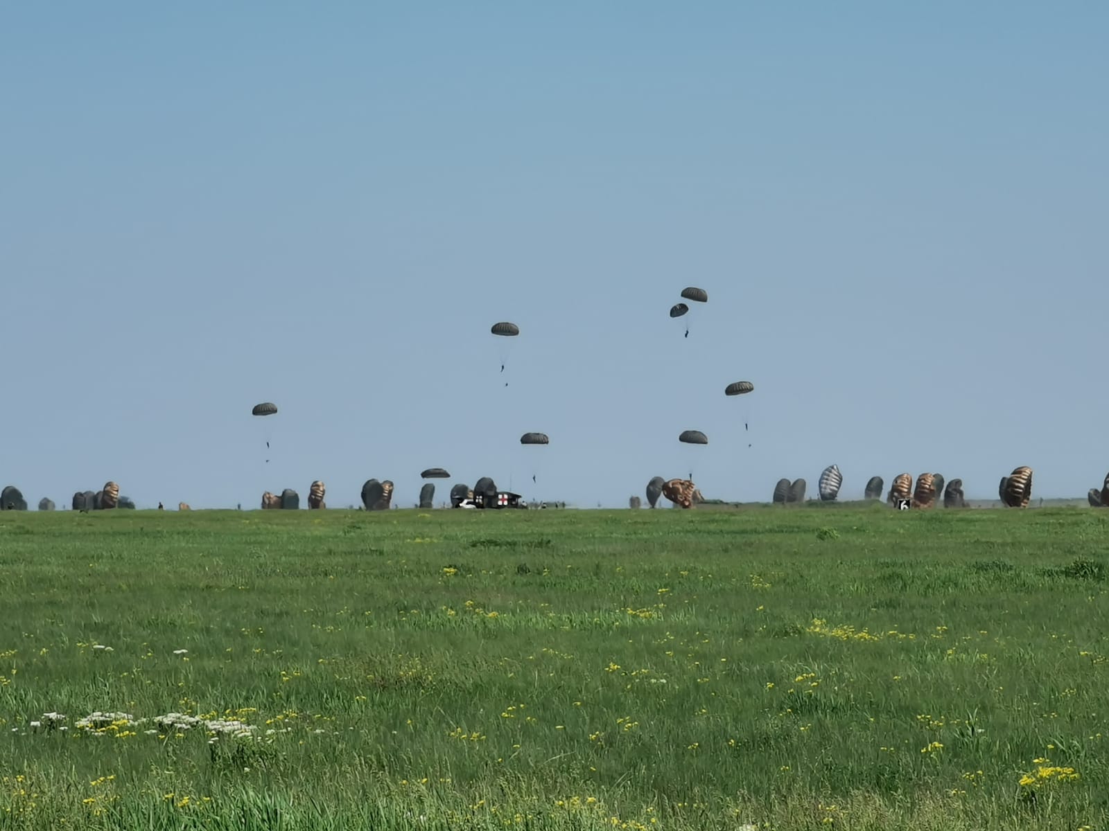 Desant cu o mie de militari și tehnică de luptă. Parașutiști din cinci țări își testează viteza de reacție