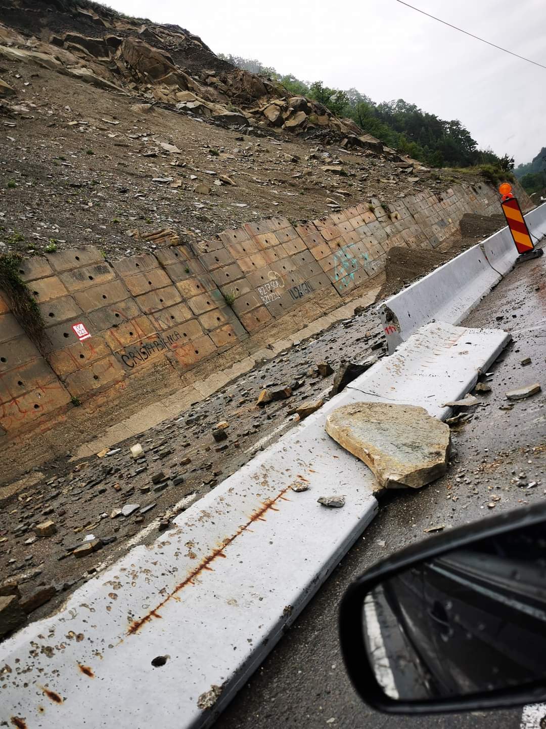 Un parapet de pe DN10 a fost dislocat de o stâncă prăvălită de pe versant