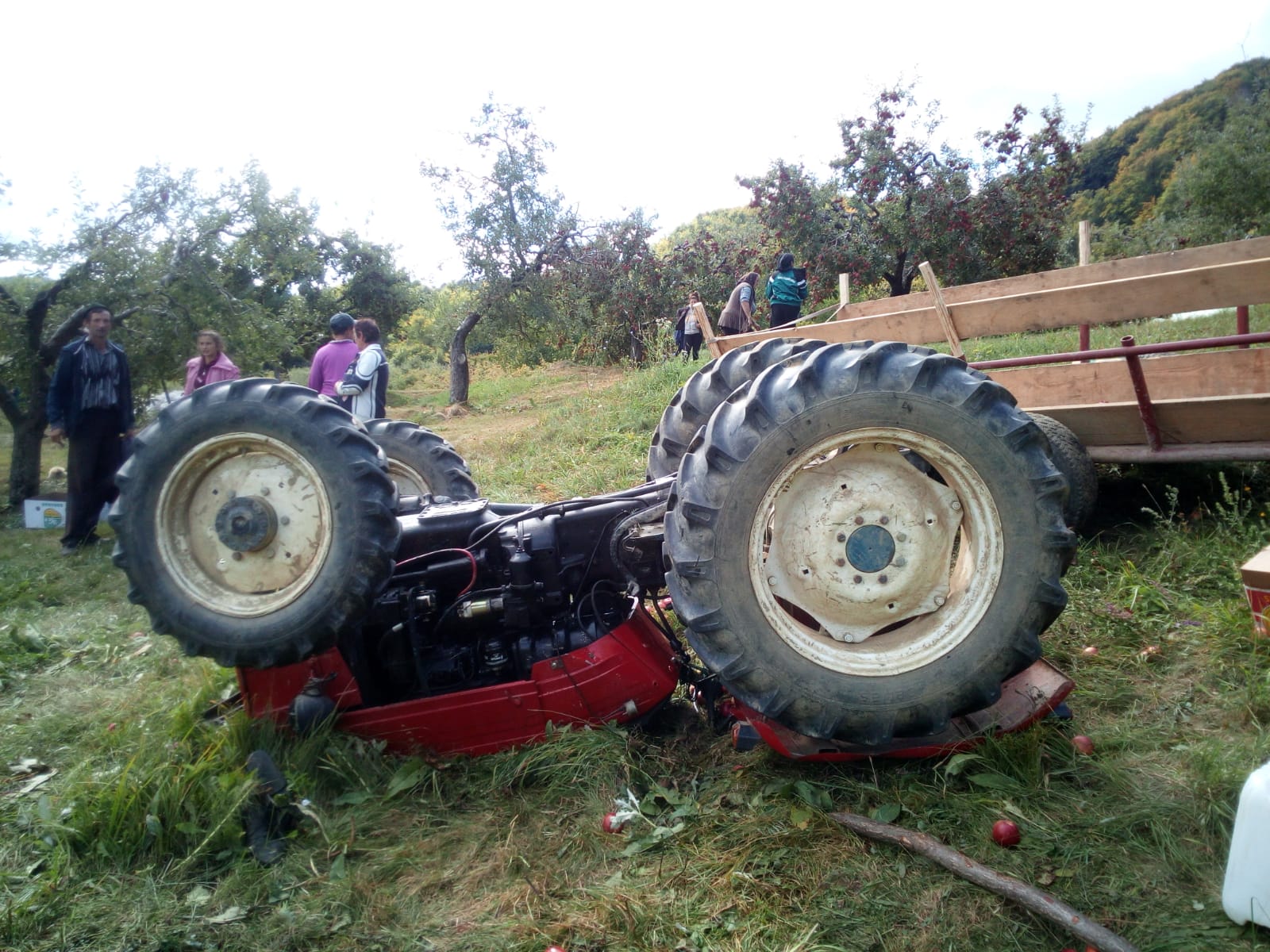 Accident mortal, într-o livadă din Cozieni. Un bărbat s-a răsturnat cu tractorul