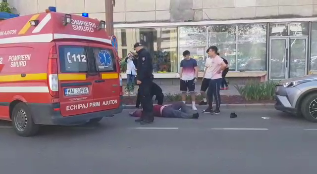 VIDEO Pensionar accidentat după ce a ieșit în grabă dintr-o farmacie din Centru