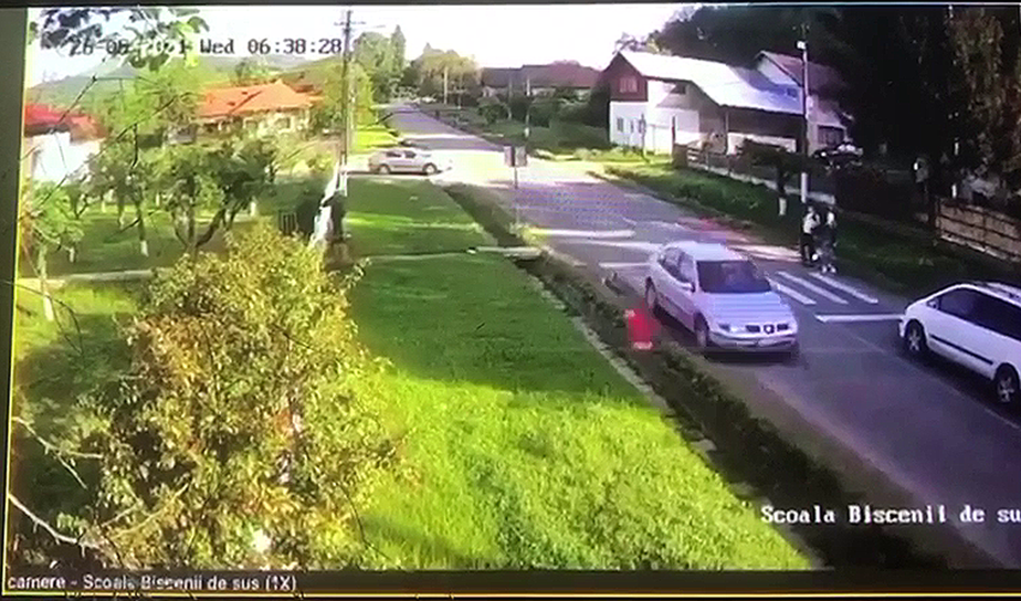 VIDEO O fetiță a scăpat miraculos după ce a fost spulberată de un autoturism