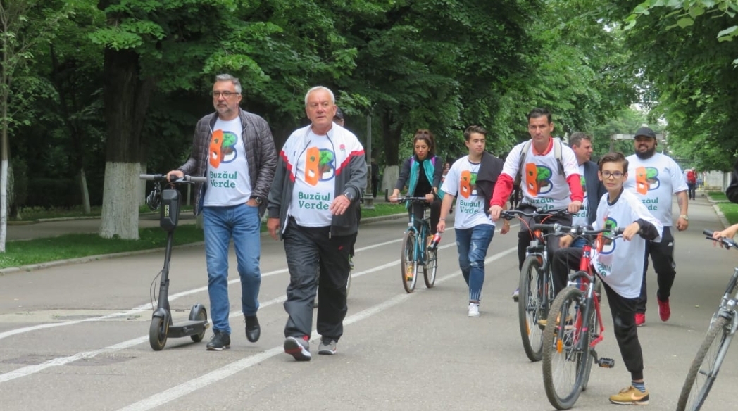 PSD-iștii buzoieni, pe biciclete și trotinete, la o campanie de conștientizare a populației, pe probleme de mediu