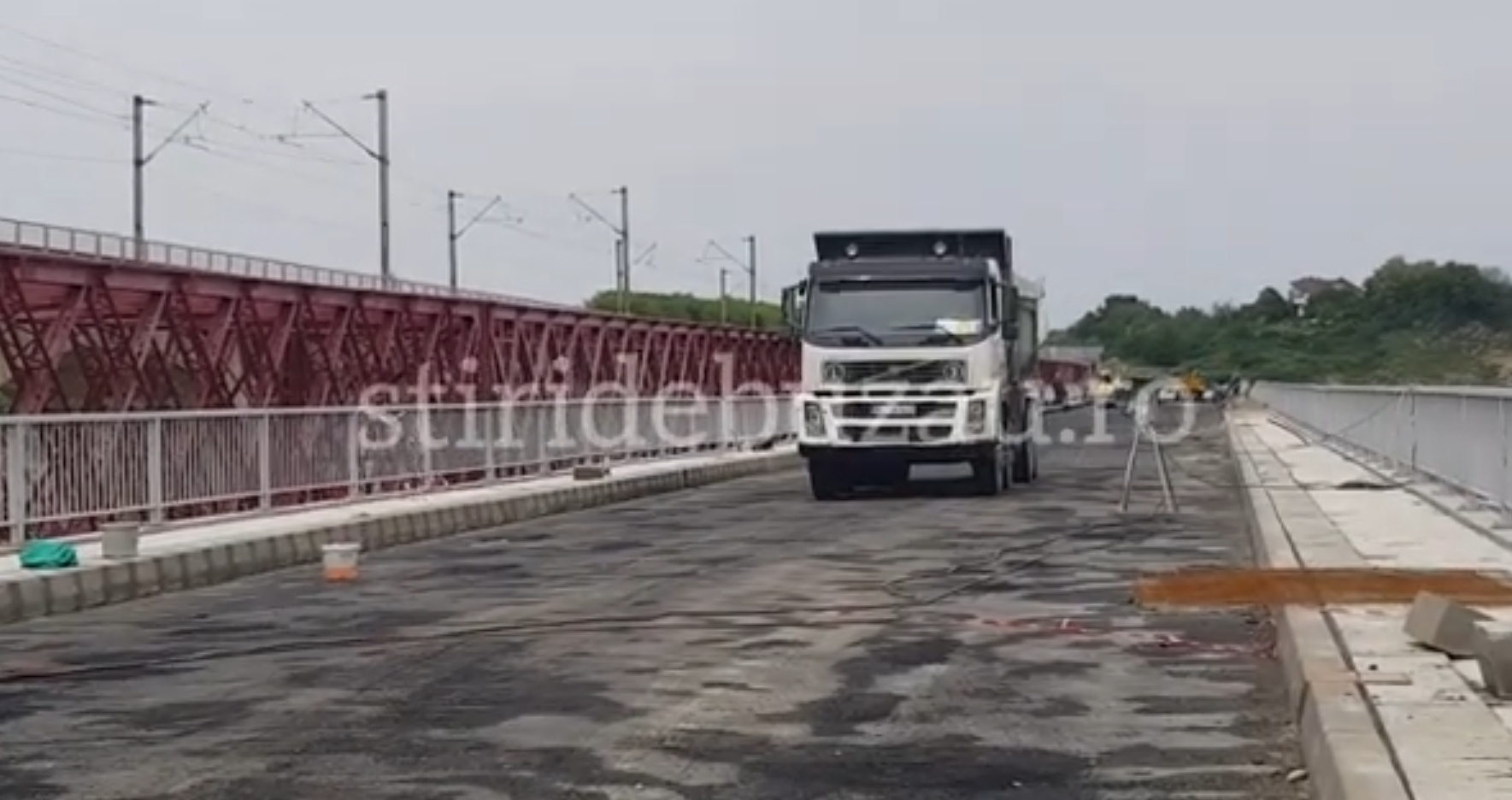 VIDEO Imagini unice, care dau speranță locuitorilor din Vadu Pașii: noul pod, pregătit pentru traficul greu