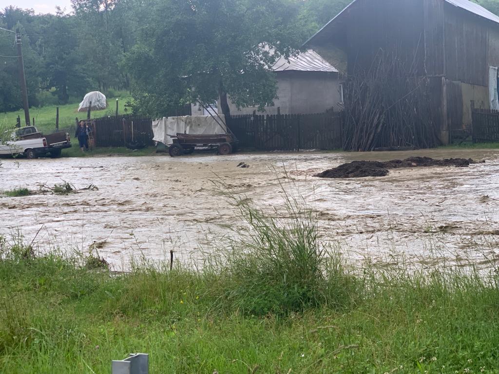 FOTO Inundaţii şi viituri, la Valea Salciei. Mai multe podeţe au fost avariate
