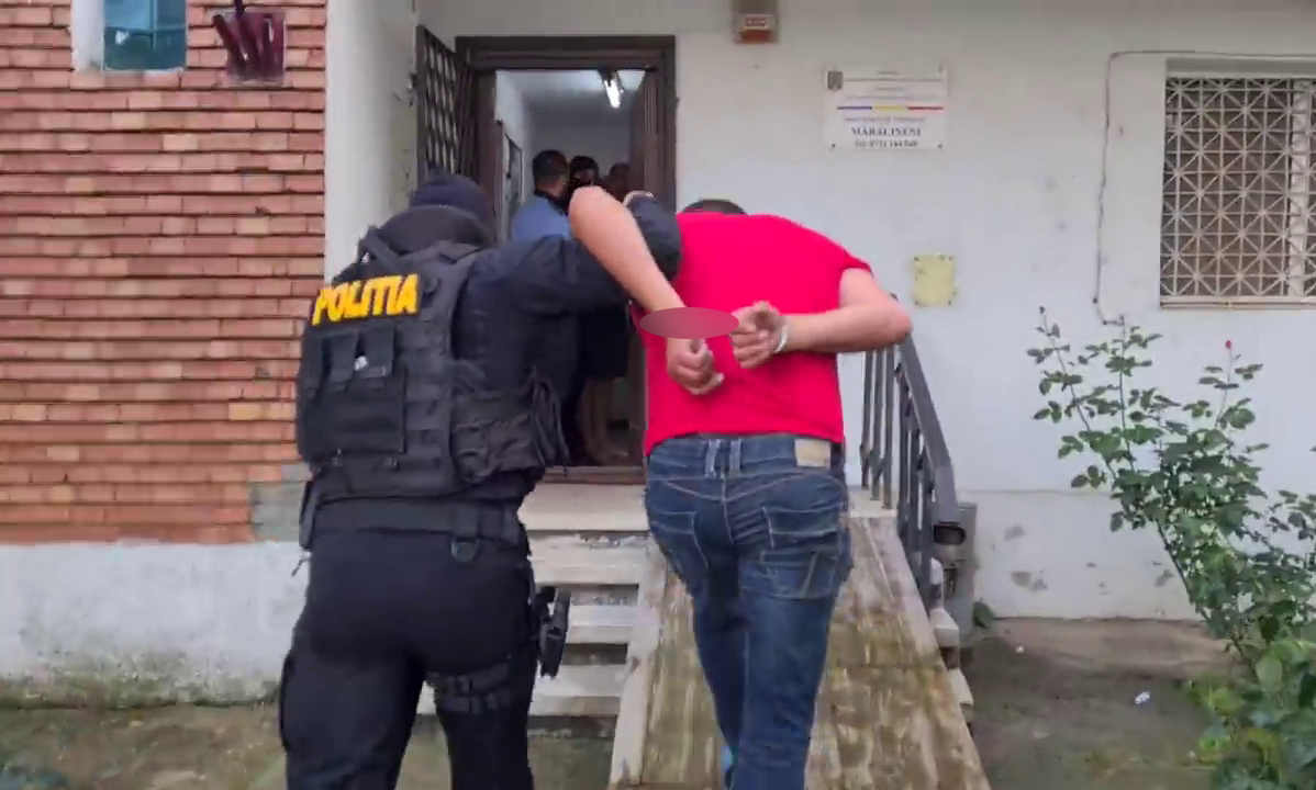VIDEO Agresorii activistului civic din Buzău, în cătușe, la Parchet. Ar putea fi cercetați și pentru ultraj