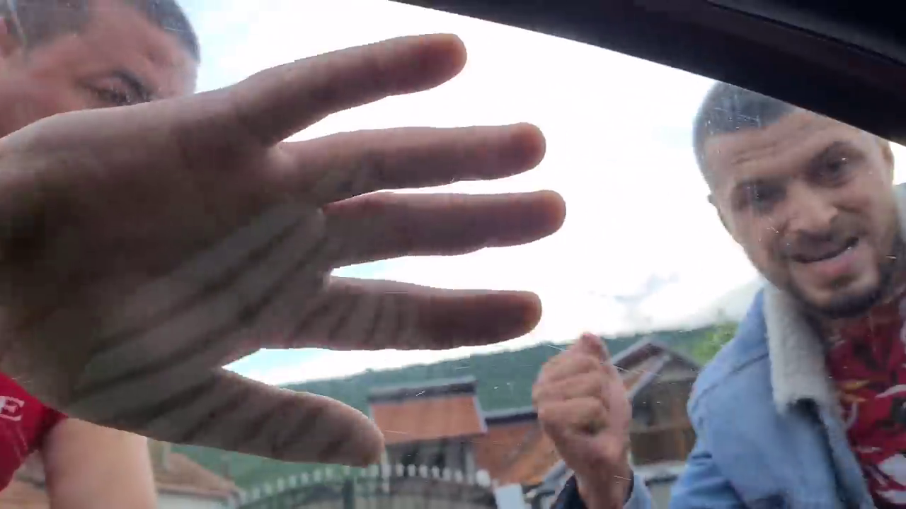 VIDEO Agresorii activistului civic din Buzău, în cătușe, la Parchet. Ar putea fi cercetați și pentru ultraj