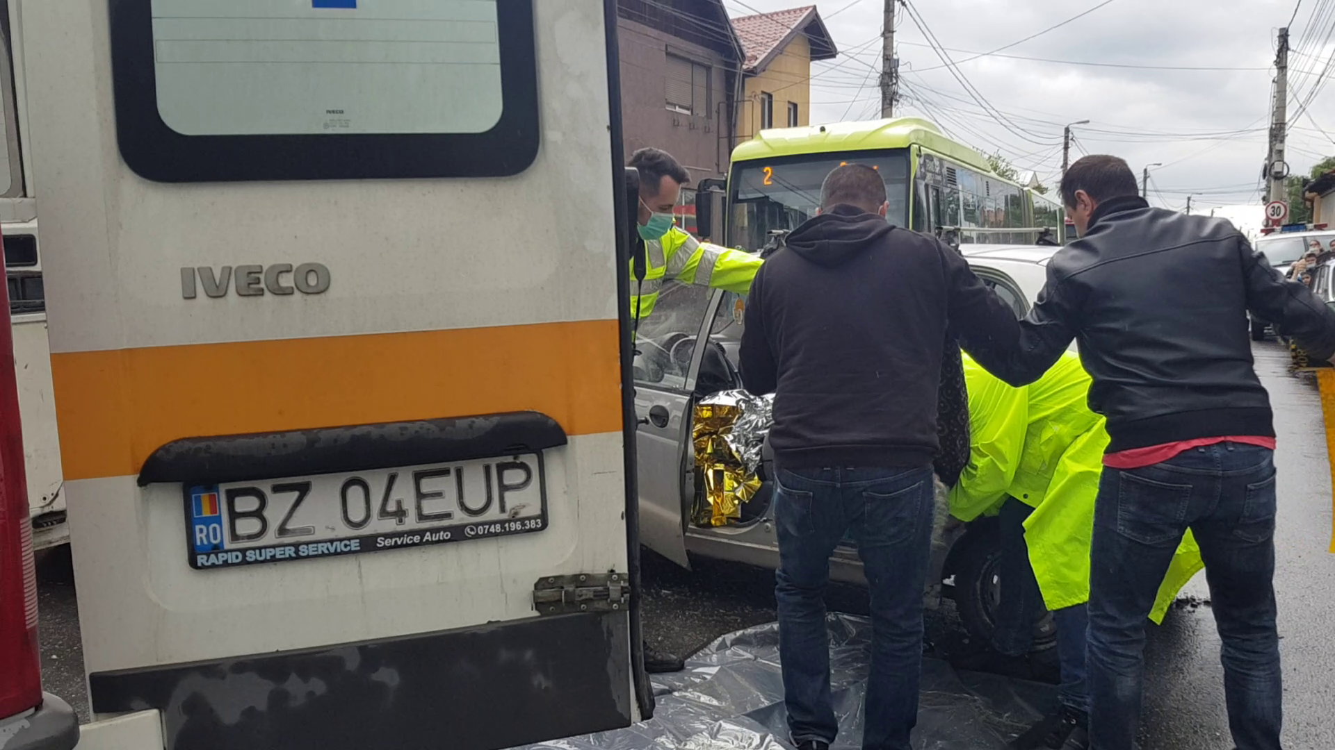 VIDEO Carambol pe o stradă din Buzău. Coliziunea s-a soldat cu decesul unei femei și avarierea a trei autovehicule