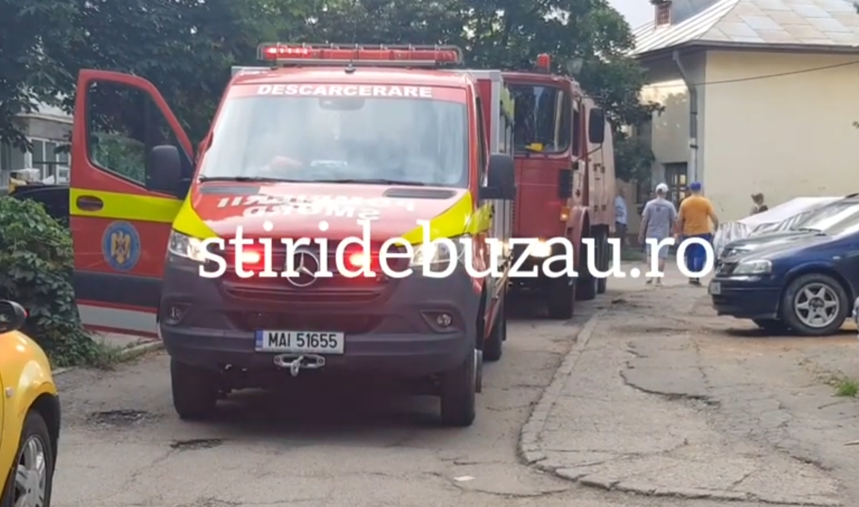 VIDEO Degajare masivă de fum într-un bloc din Buzău. Zeci de persoane, evacuate de pompieri