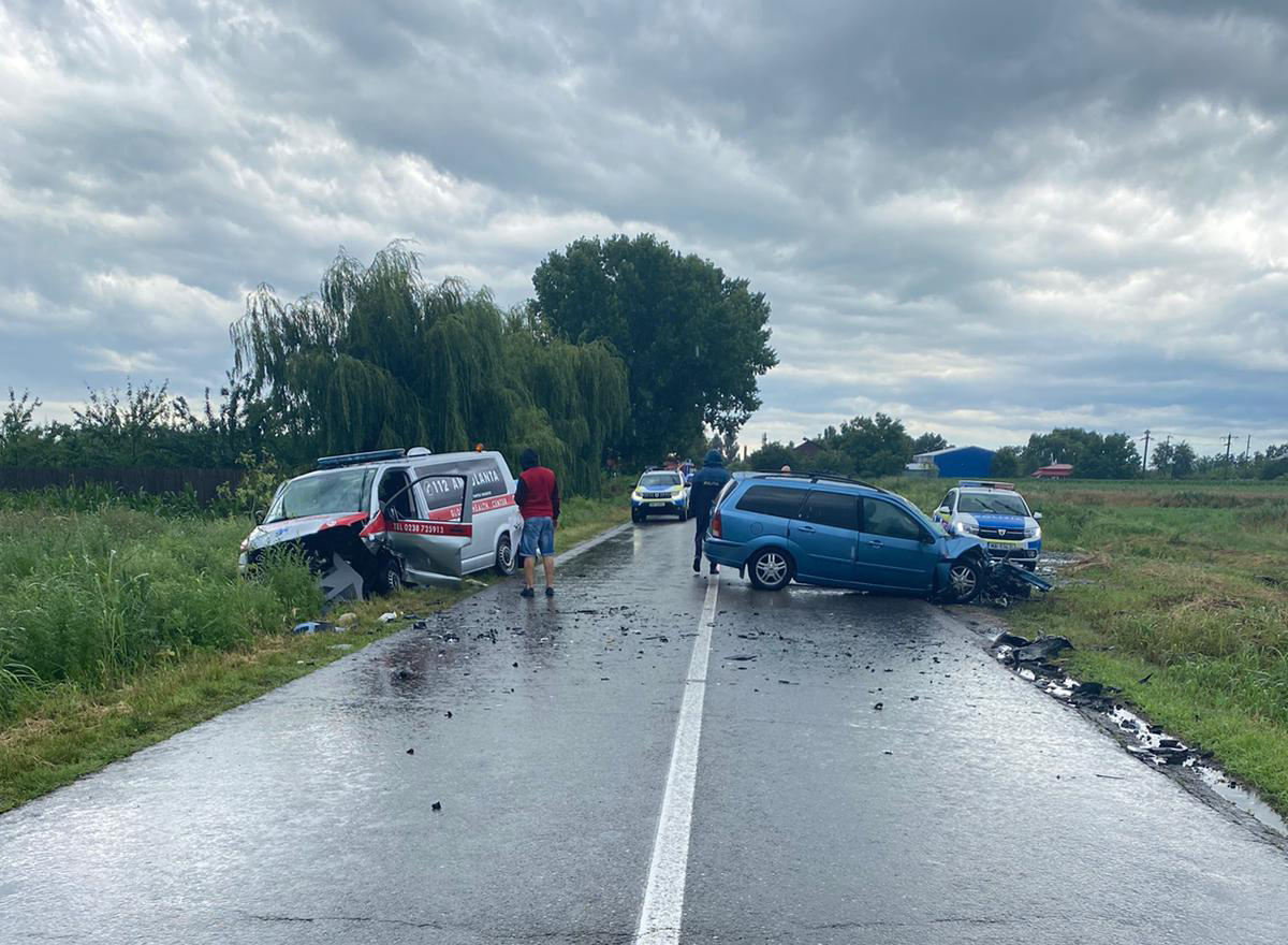 Patru persoane rănite, după o coliziune în care a fost implicată și o ambulanță