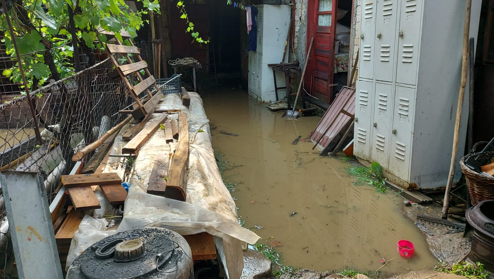 FOTO Zeci de gospodării inundate, în Unguriu și Măgura, urmările precipitațiilor abundente
