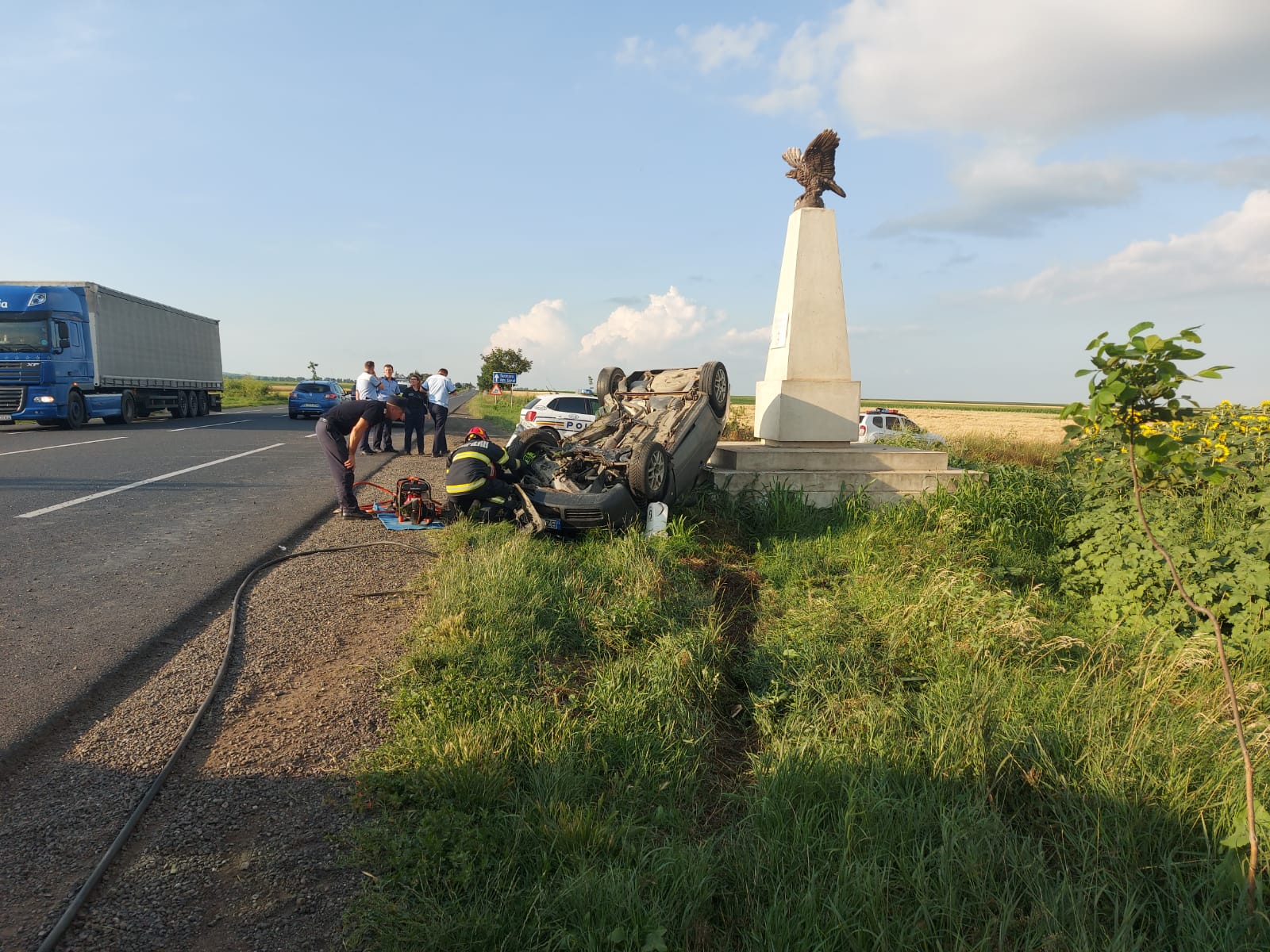 Isprava unui șofer italian pe una dintre cele mai periculoase șosele din România: s-a răsturnat lângă un monument