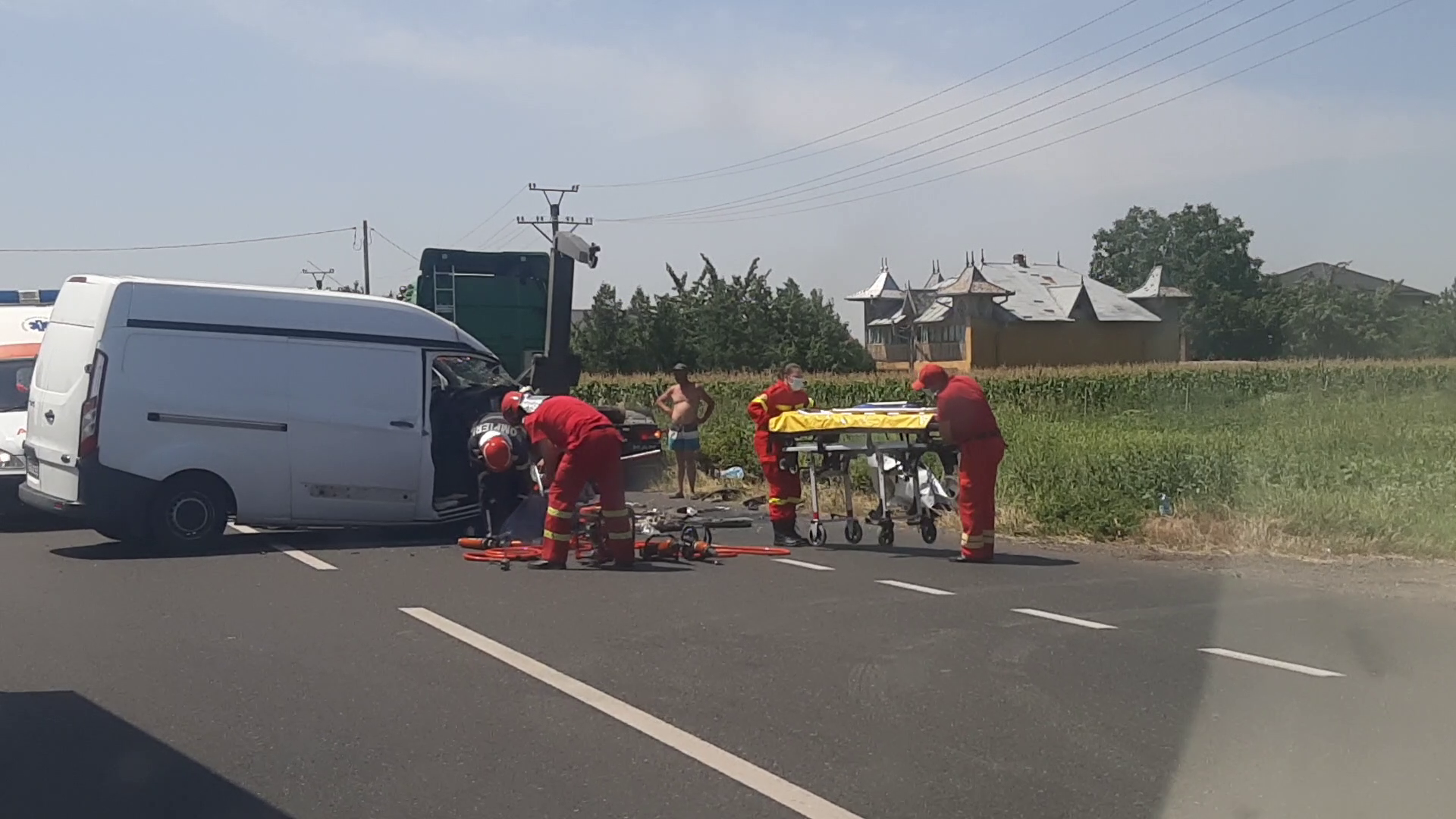 VIDEO Tineri răniți după ce au intrat cu mașina într-un camion care staționa