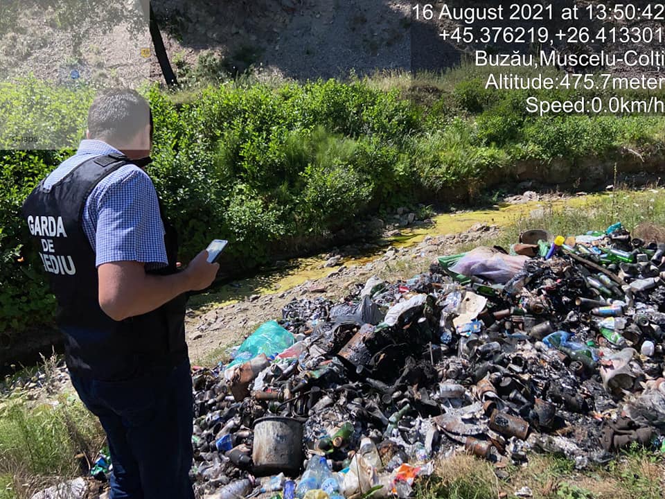 Primării amendate de Garda de Mediu, din cauza incendierii gropilor de gunoi ale localității