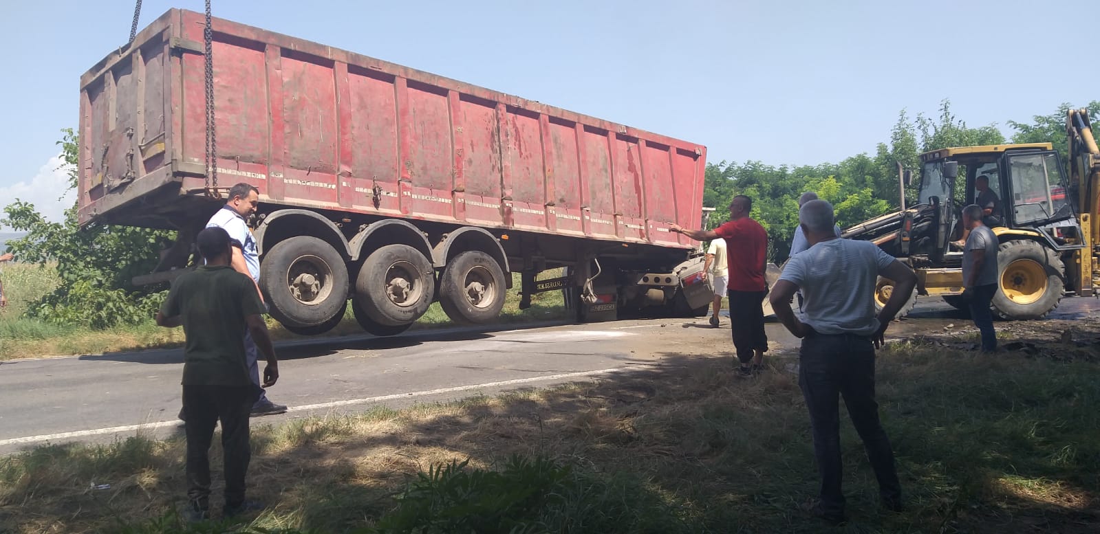 Un camion din care au căzut zeci de țevi metalice blochează DN1B, la intrare în județul Buzău