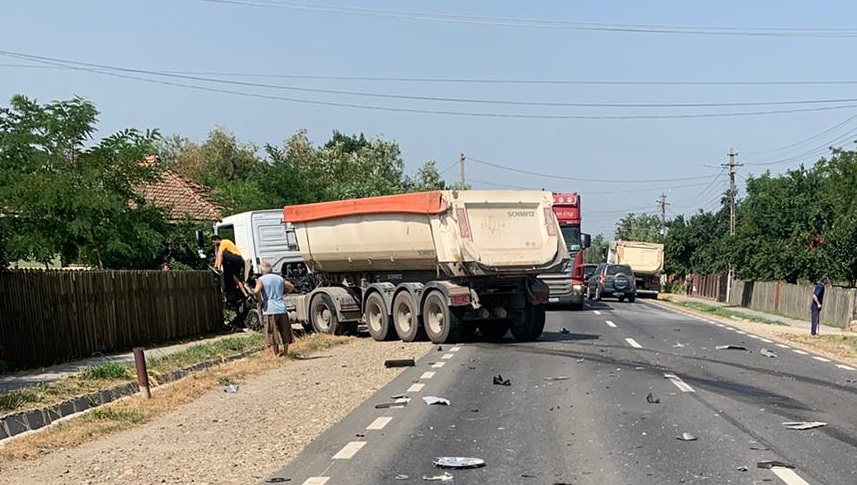 Autoturism spulberat de un camion, pe DN2B, la granița județelor Buzău și Brăila