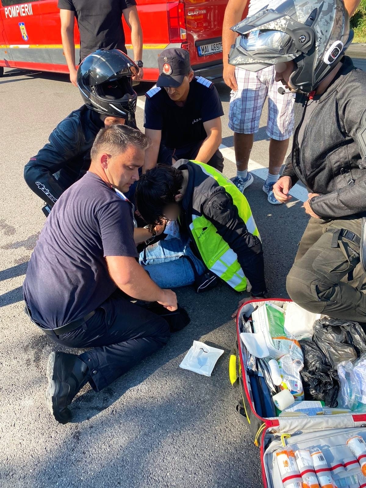FOTO Prim-ajutor acordat de pompierii buzoieni întorși din Grecia unui motociclist lovit de mașină