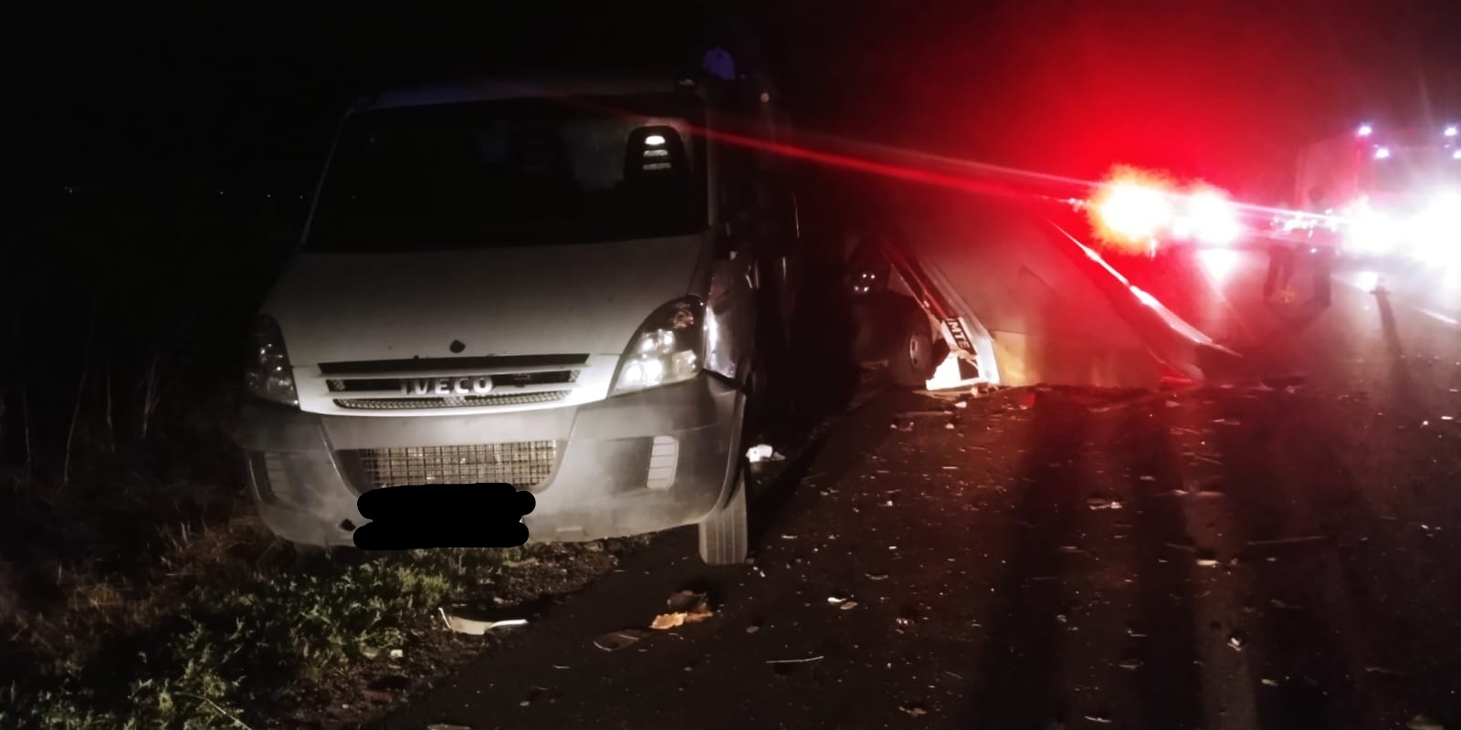 Două autoutilitare oprite pe marginea drumului european E85 au fost lovite de un camion