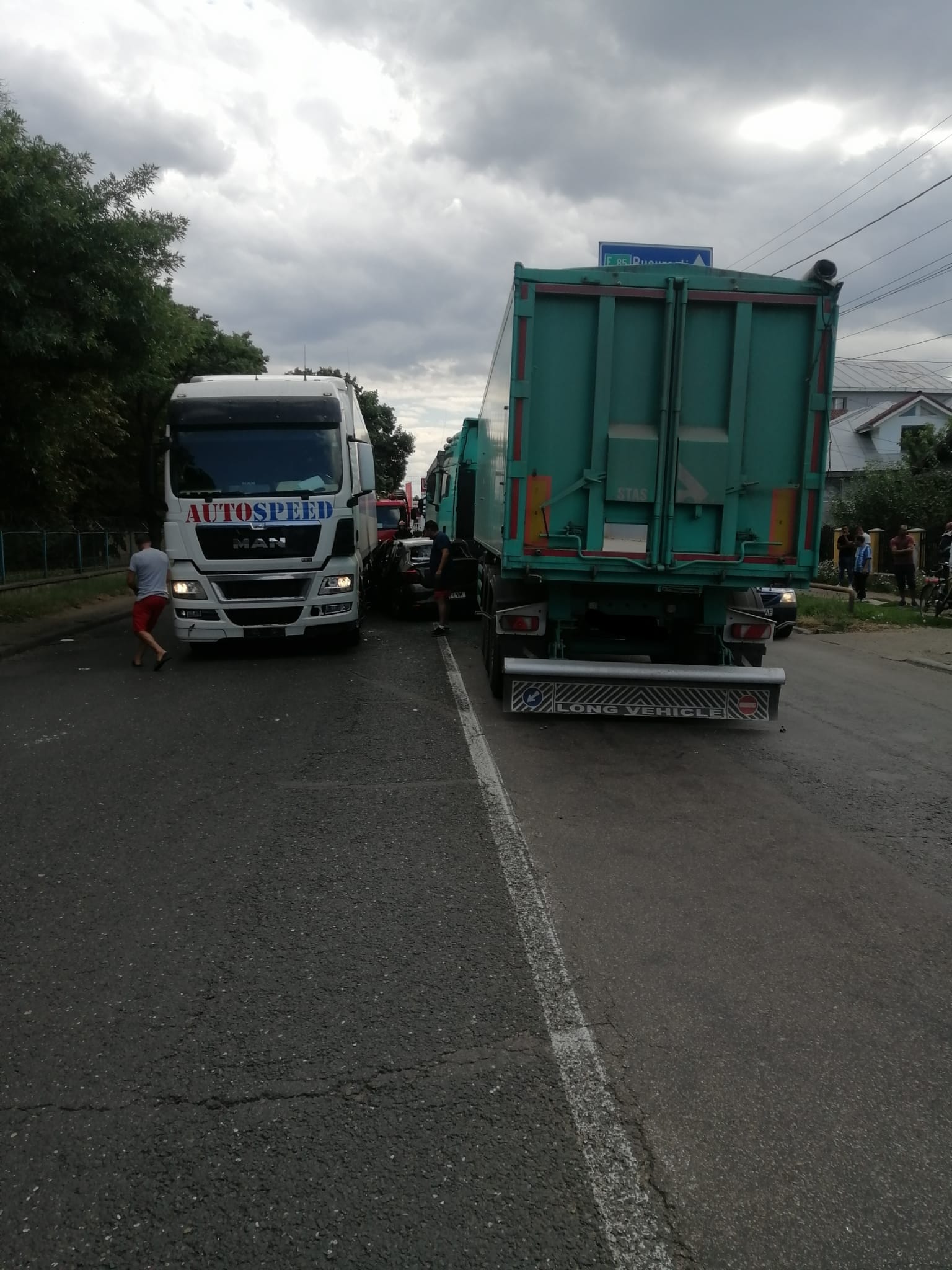 Accident cu patru autovehicule, lângă Râmnicu Sărat. Un Logan a fost prins între două TIR-uri